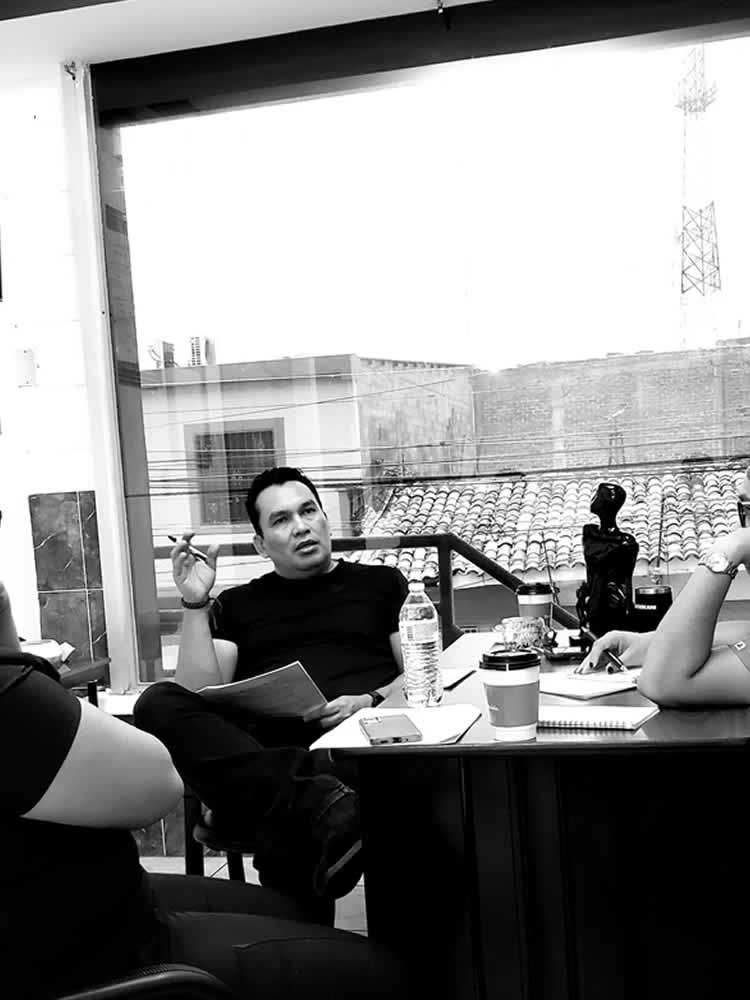 Mujer trabajando con su computadora en el escritorio de la oficina de una empresa de desarrollo de software